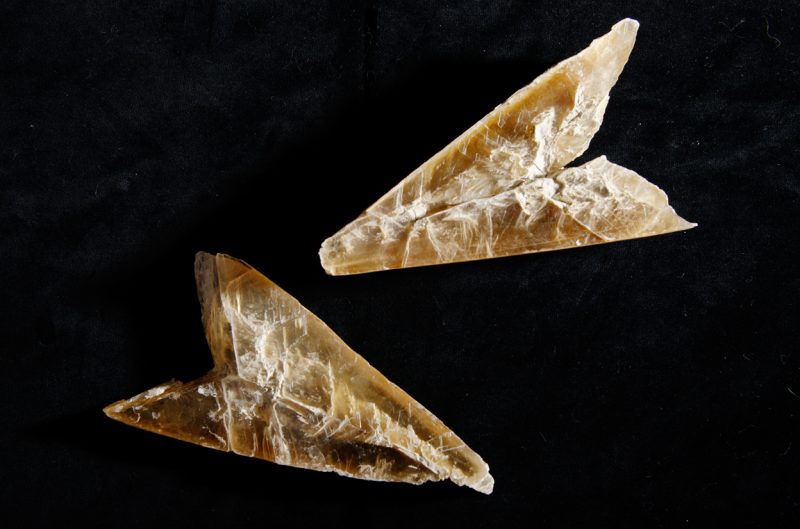 Deux cristaux de gypse en fer de lance