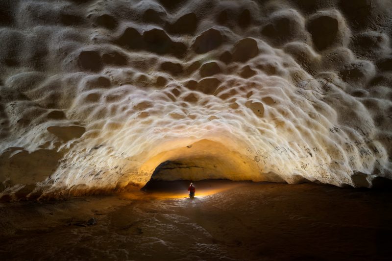 La grande voûte formant la galerie d'entrée d'une grotte.