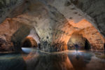 Les hauts-fonds d'un lac souterrain ayant inondé les galeries d'une ancienne carrière souterraine de gypse, la pierre à plâtre.
