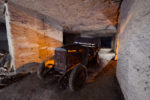 Camion d'avant-guerre dans une carrière souterraine de calcaire, dédié à l'activité des champignonnières dans son ultime vie.