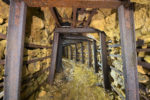 Galerie étayée dans une mine de fer, selon le même modèle que les cadres en bois. Les rails proviennent d'un réemploi.