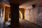 Divers murs dans une ancienne carrière souterraine de calcaire.