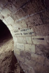 Chemin du trocadéro, se trouve une imposante suite d'arches maçonnées portant cette inscription, apposée par l'inspection des carrières.